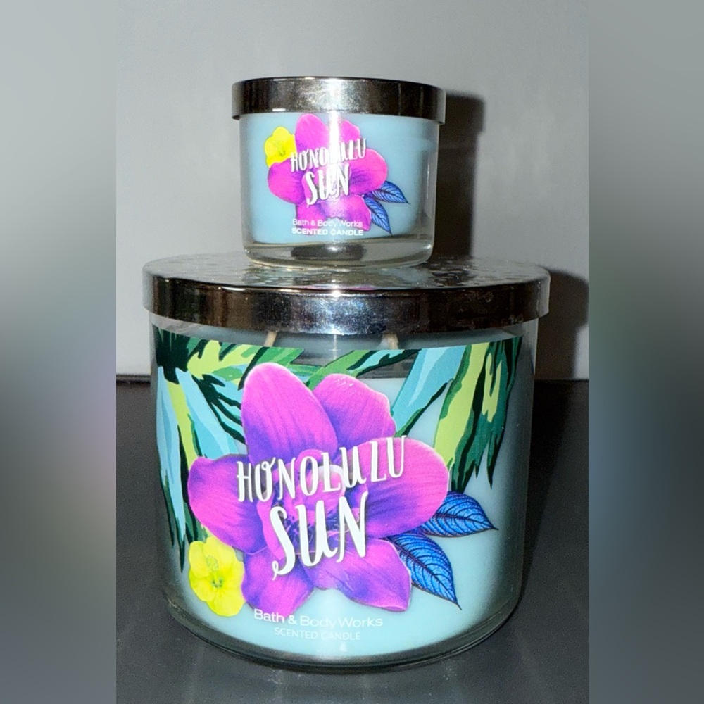 Bath & Body Works Honolulu Sun Candle
💙EXTREMELY RARE TO FIND THESE DUOS🩷